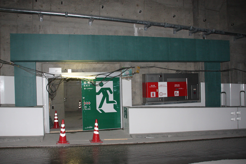 非常口は250m間隔で設けられる