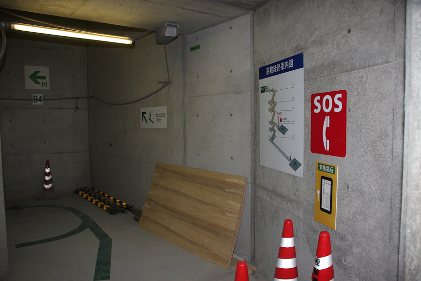 非常口に入ると避難経路などが記されている