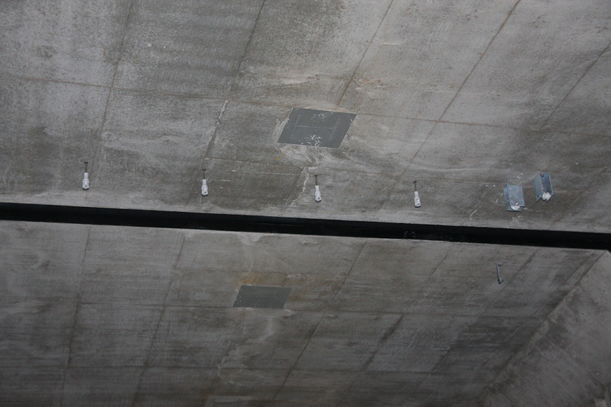 天井から突起が出ているが、ここにラジオの送信アンテナとなるケーブルが吊される