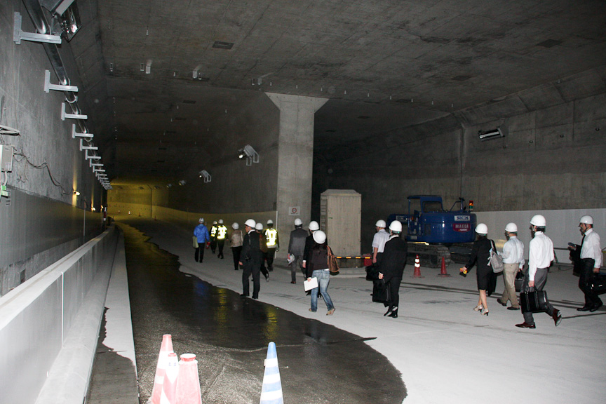 大師JCTからトンネルに入るとまもなく分岐が現れる。右は川崎縦貫道路として国道15号まで繋がる予定だった道への流入路