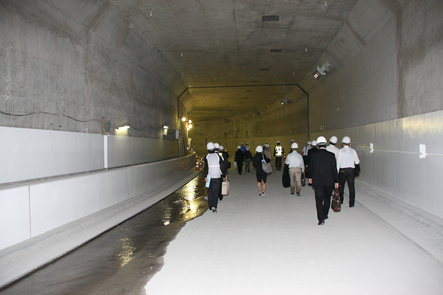 左側の道を進み大きく左にカーブすると一際広い空間に出る。ここがシールドマシンを地上から下ろした場所だ