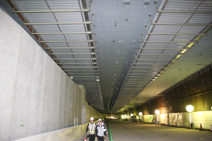 MMSTによってできたトンネル内。上下2段に分かれていて、写真は上段。床はコンクリートでできていた