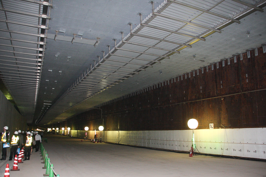 右側の壁面はセグメントの色がむき出しになっていた