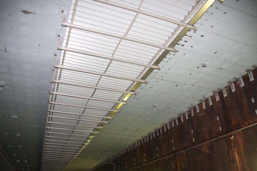 天井部分もセグメントが見えているがペイントされている。そこに付く雨どいのようなものは、セグメントの隙間から漏れる雨水がたれるのを防ぐためのもの