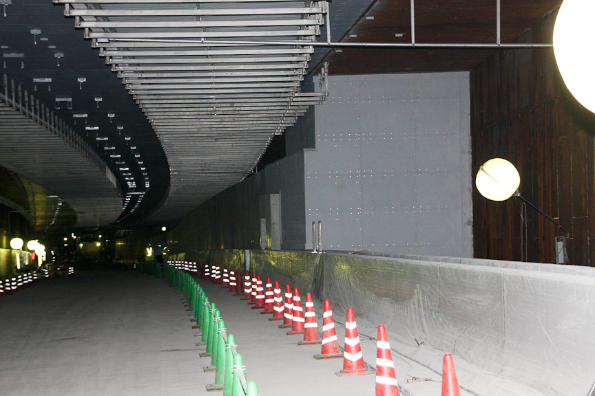 道が左に寄っていく手前で、左側にあった避難用通路は終わっている