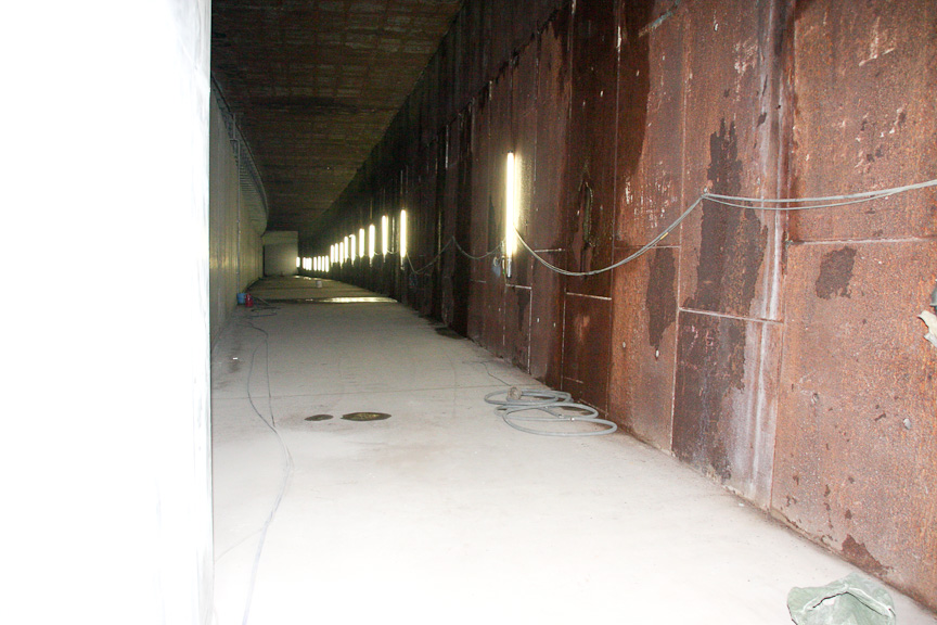 避難用通路のさらに横にもスペースがある。ここが電気やガスなどが通る共同講となる