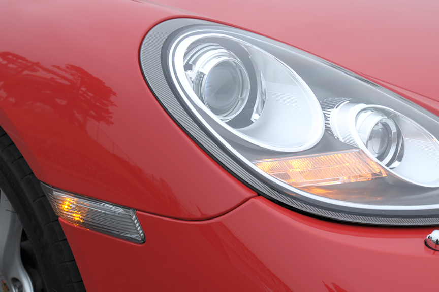 方向指示灯の点灯。ヘッドライトの脇とタイヤ直前の方向指示灯が点滅する