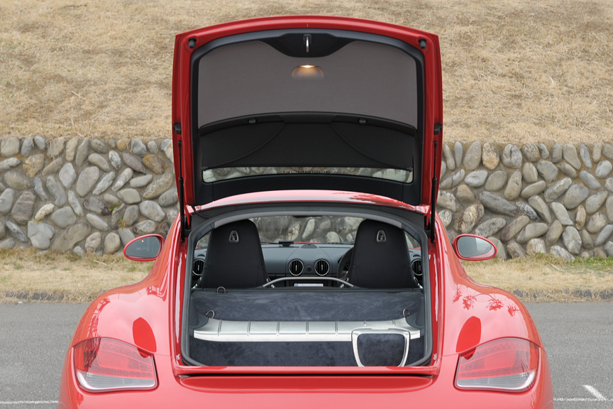 リアハッチを開けた状態。ハッチはかなり大きい