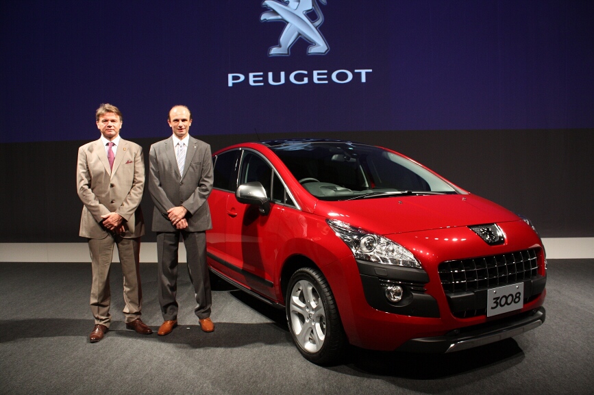 発表会を訪れた元サッカー日本代表監督のフィリップ・トルシエ氏とプジョー・シトロエン・ジャポンのティエリー・ポワラ社長