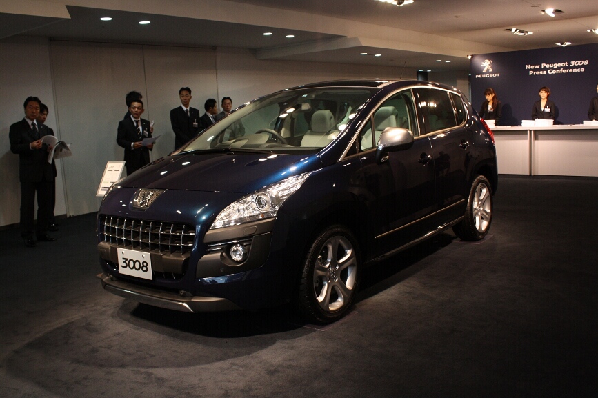 プジョー「3008」のスタイリング。クロスオーバーらしい2BOXのボディー。ボディーカラーはアビサル・ブルー