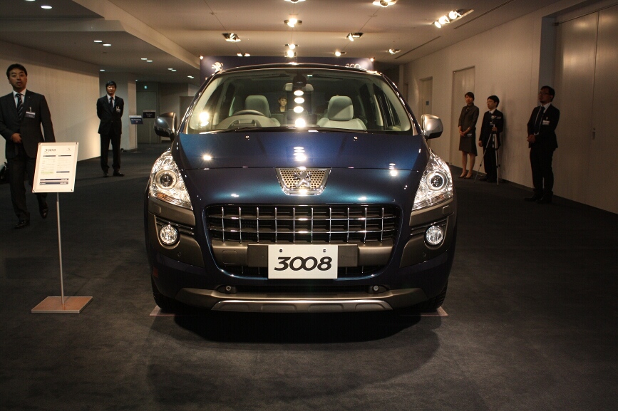 プジョー「3008」のスタイリング。クロスオーバーらしい2BOXのボディー。ボディーカラーはアビサル・ブルー