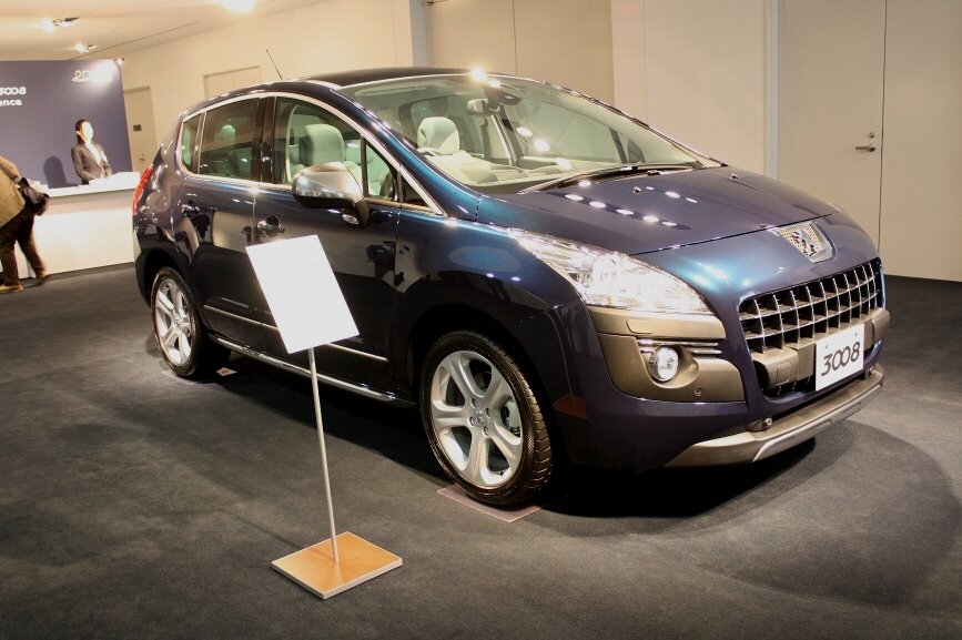 プジョー「3008」のスタイリング。クロスオーバーらしい2BOXのボディー。ボディーカラーはアビサル・ブルー