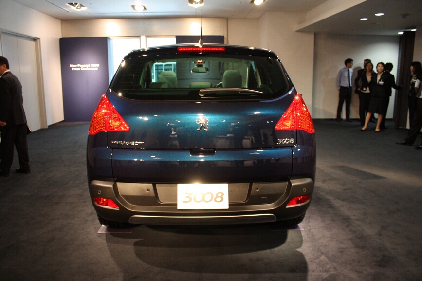 リアにはブーメラン型のテールライト