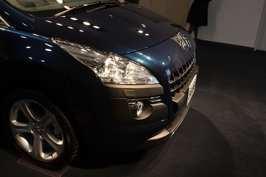 フロントマスクは下部にアンダーガード風の演出