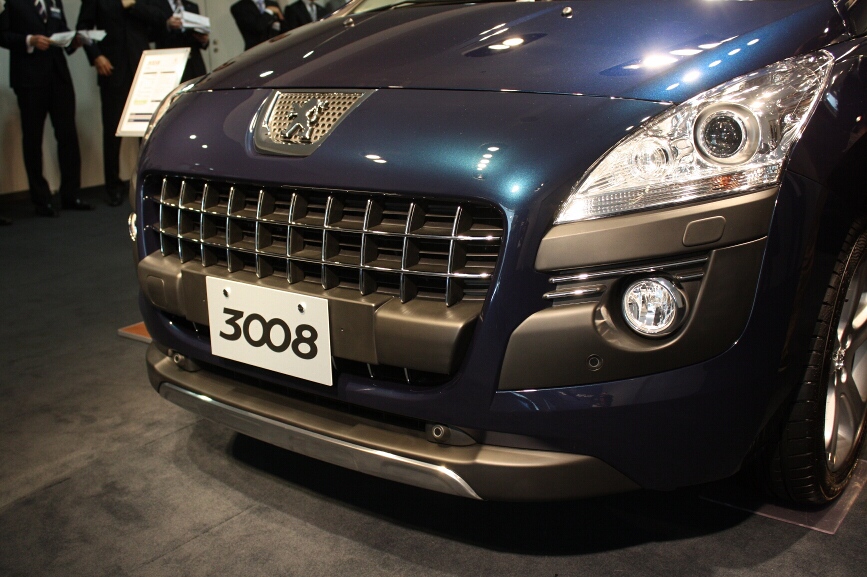 フロントマスクは下部にアンダーガード風の演出