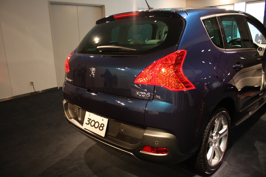 テールライトに細かい円形のデザインが施されているのは他のプジョー車と共通