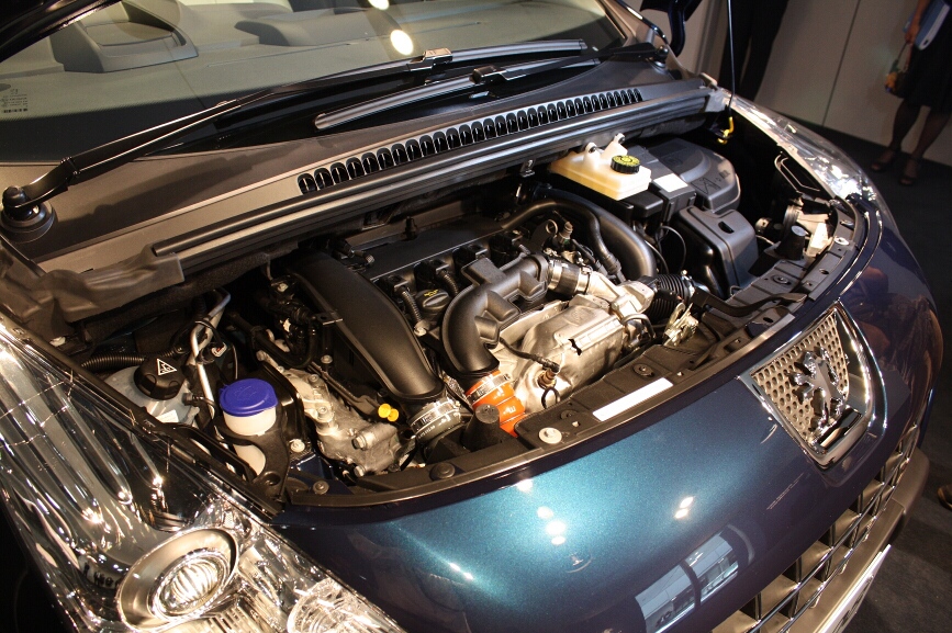 ターボ付きの1.6リッターエンジンはフロントに横置きで前輪を駆動する