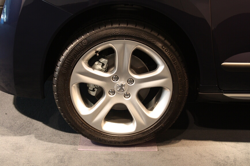 Griffeのタイヤは前後とも235/45 R18