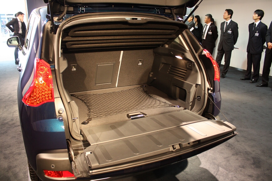 テールゲートの下部も開いたところ。フロアはミドルポジション