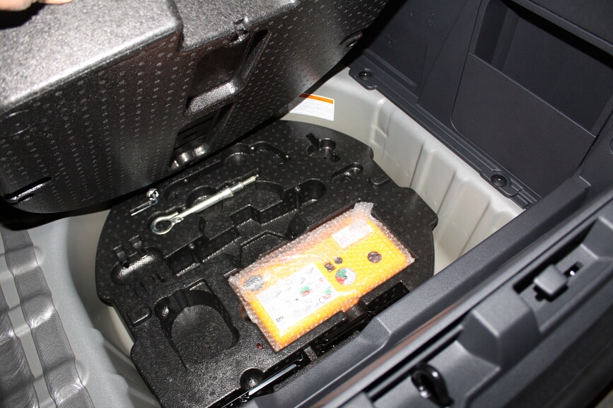 さらにその下にはスペアタイヤを収納できる場所があるが、パンク応急修理キットを備える