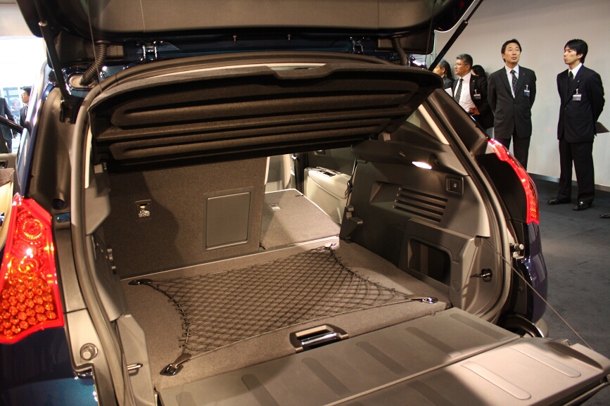 リアシートの片側を倒したところ