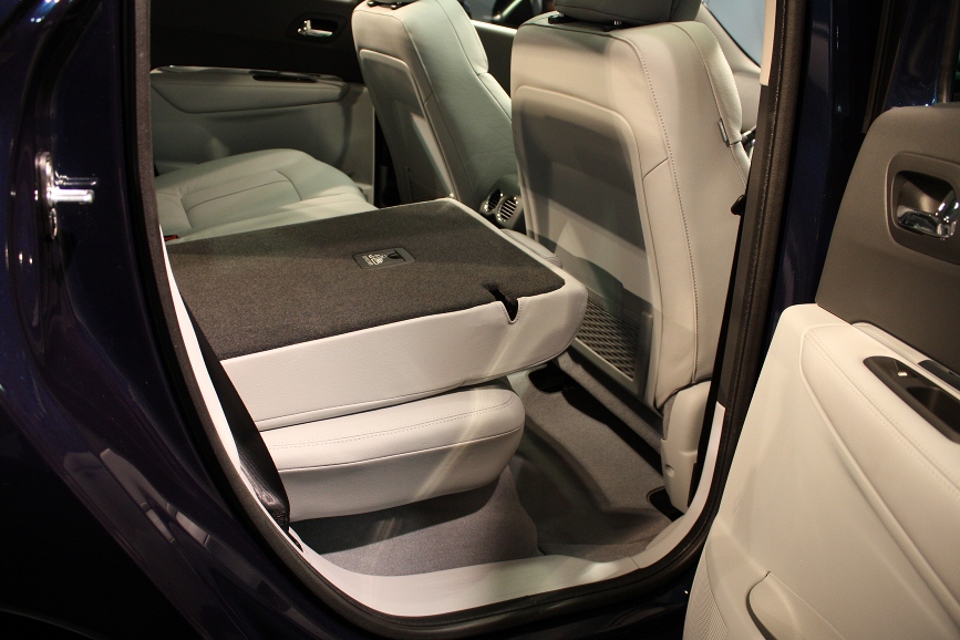 ダブルフォールディングではないが、リアシートの背もたれを前に倒すと座面が下に沈んでフラットなラゲッジスペースとなる