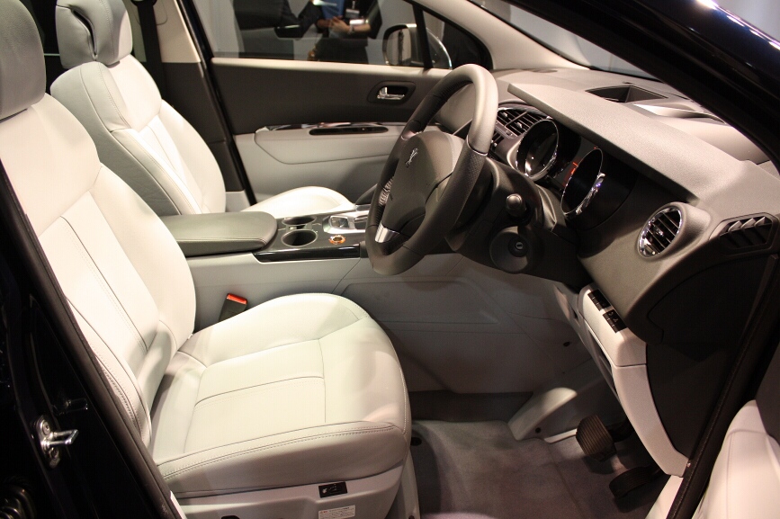 フロントシートまわり。シートカラーは受注生産仕様のグレージュ・レザー