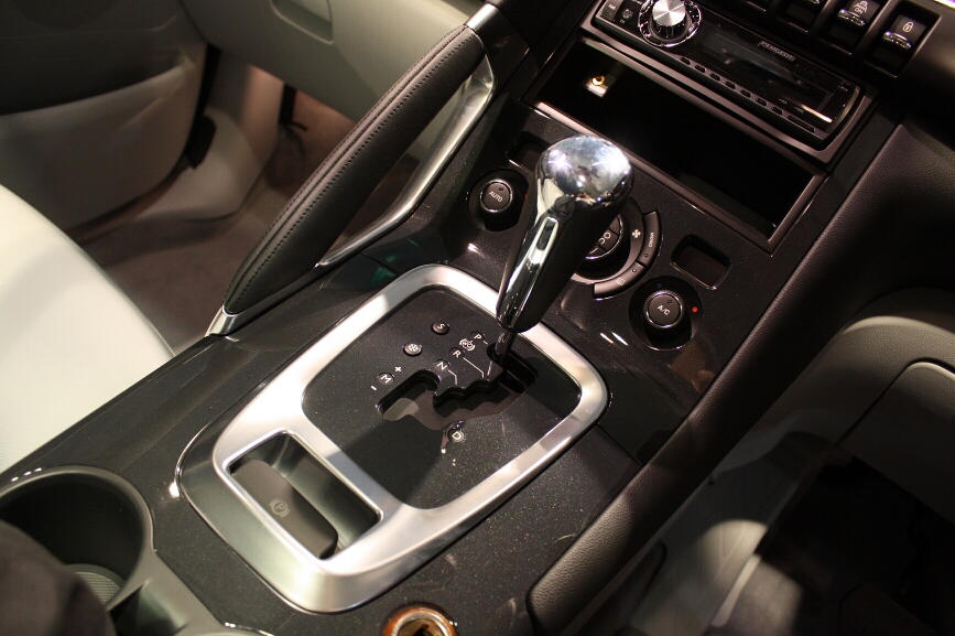 国内仕様では6速ATのみ。手前の引き起こすスイッチは電動式パーキングブレーキ