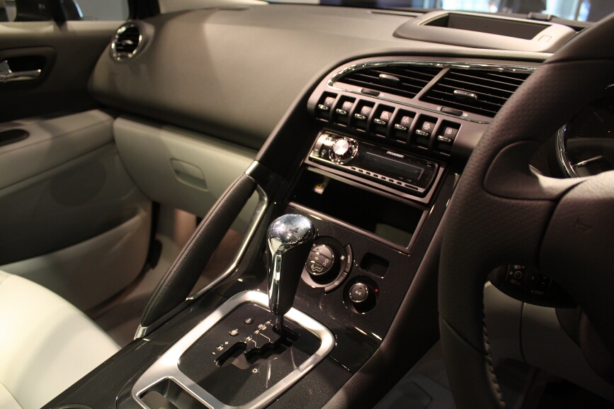 オーディオは2DINのスペースに1DIN分が取り付けられ、AUXも装備。その上にはヘッドアップディスプレイ操作などのトグルスイッチが並ぶ