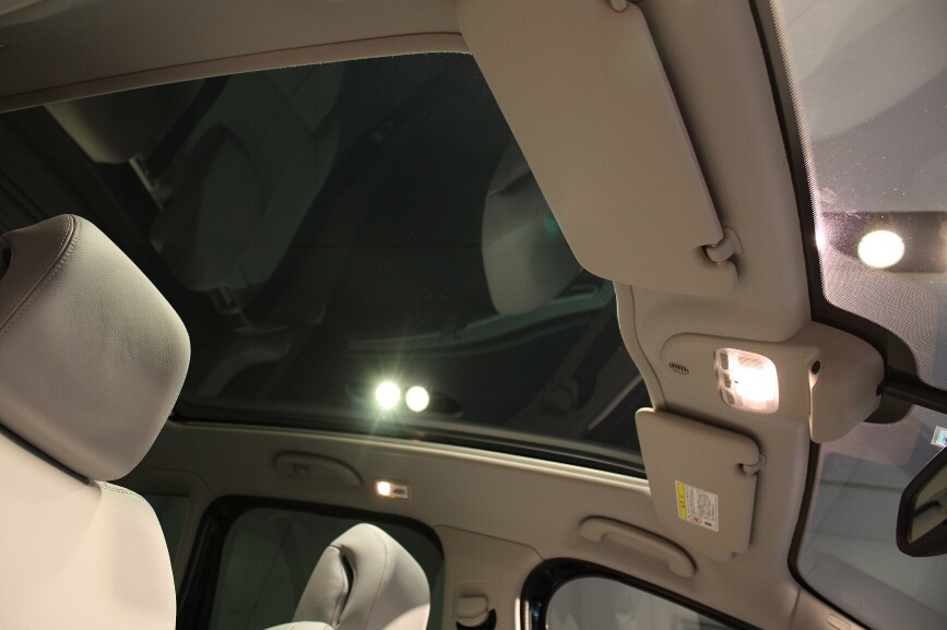 パノラミックガラスルーフは標準装備