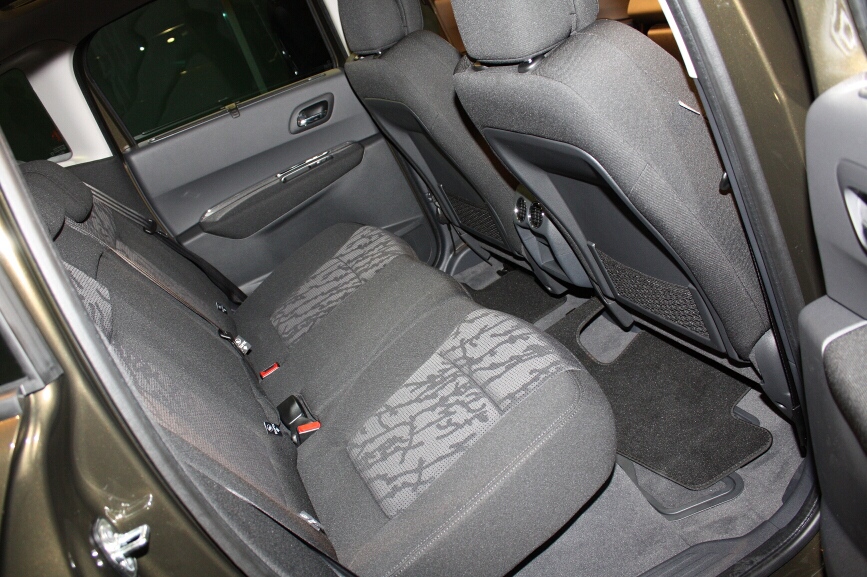 「Premuim」のシート、カラーは「ブラック・ファブリック」