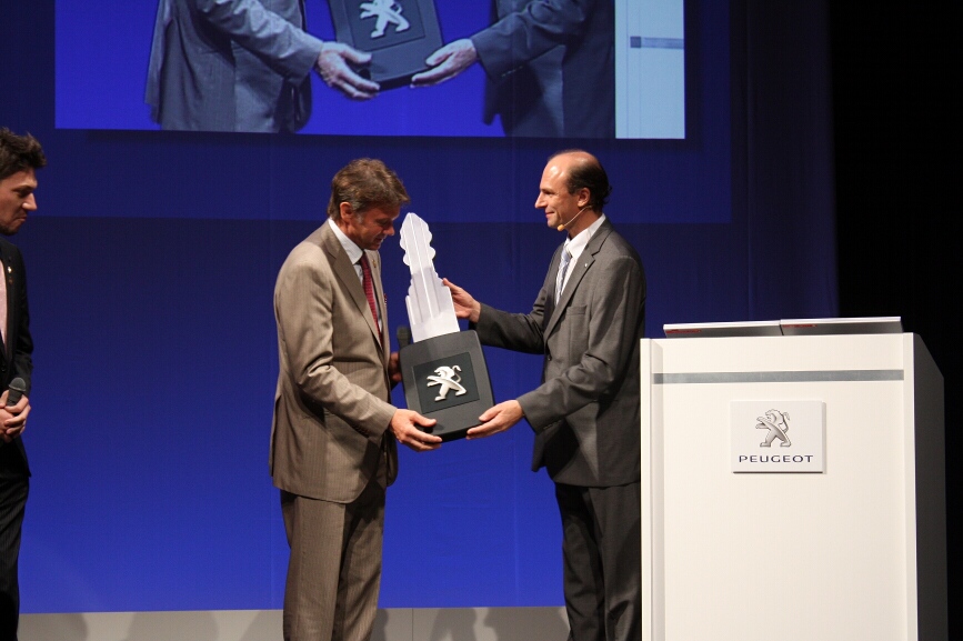 トルシエ監督にキーが手渡された