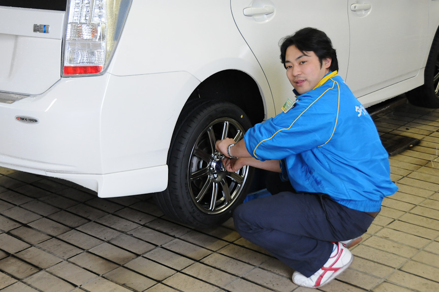 東京トヨタ井草店に戻って、組み上がったホイール＋タイヤを、新型プリウスに装着する