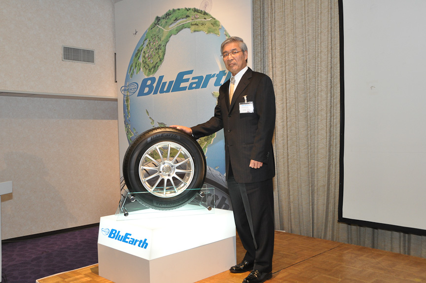 BluEarth AE-01の前に立つ、横浜ゴム代表取締役社長 南雲忠信氏