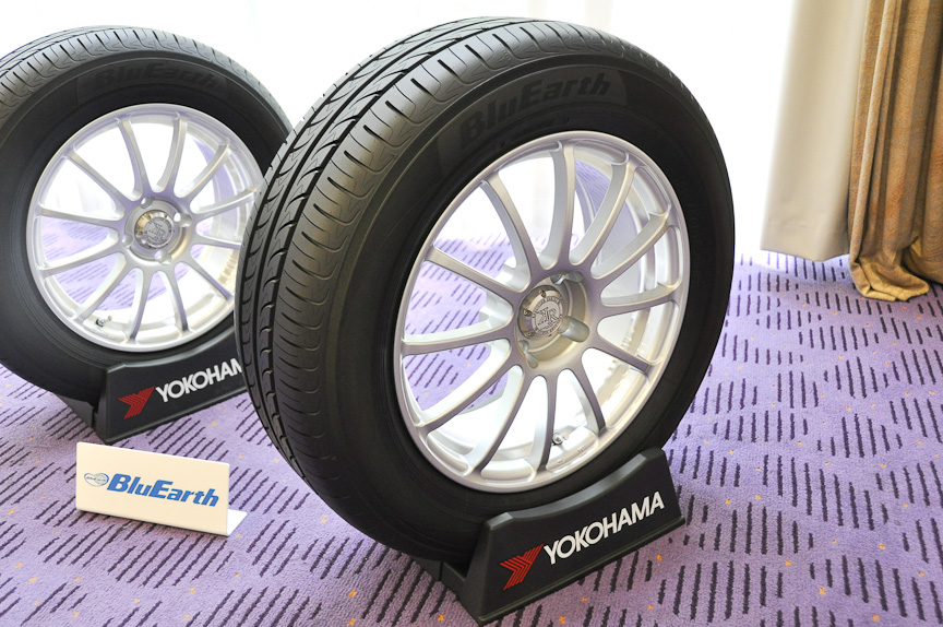 低燃費タイヤのラベリング制度に対応するBluEarth AE-01。転がり抵抗性能は「AA」、ウェットグリップ性能は「c」