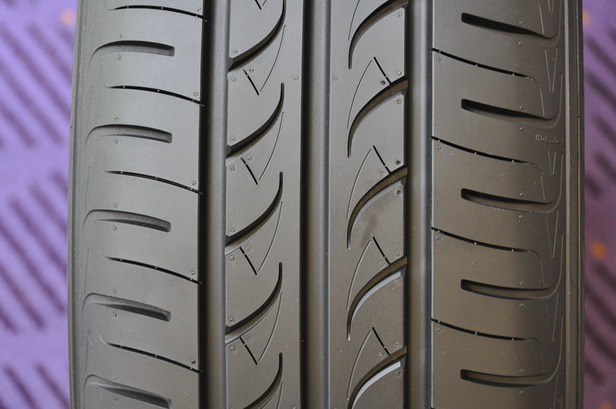 コンピューターシュミレーションによって最適解が追求されたトレッドパターン