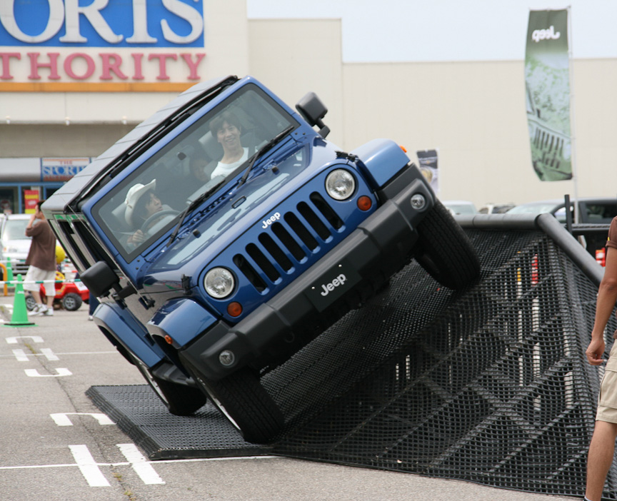 特設アトラクションで、ジープの同乗走行が体験できる