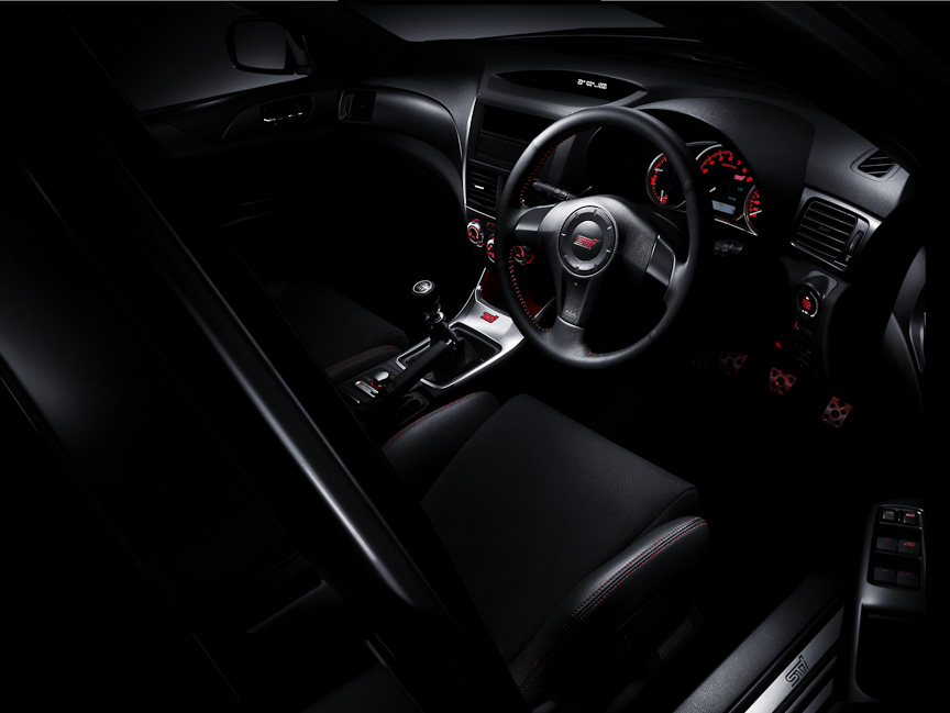 加飾部の一部をダークキャストメタリックとすることでインテリアを刷新