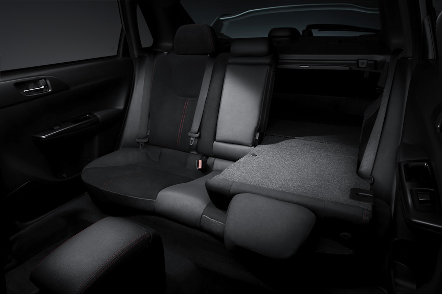 4ドアの後席はトランクスルーになる