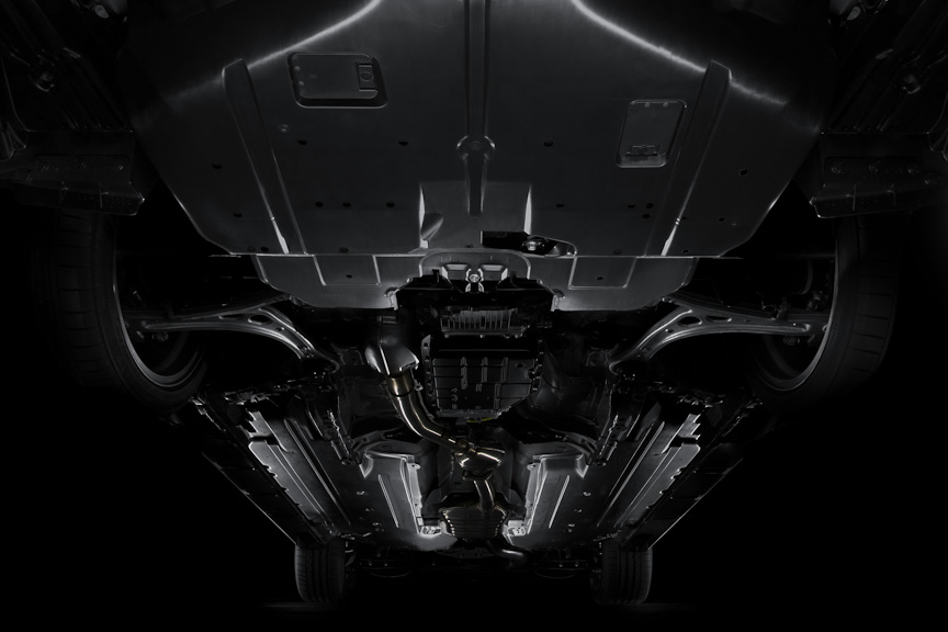 フロア下に大型のアンダーパネルを装備し、空力を改善