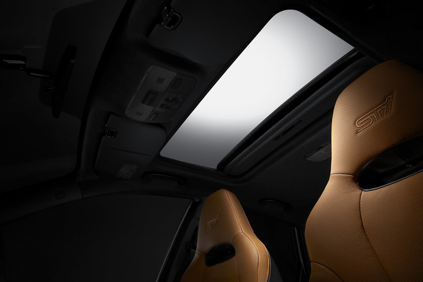 オプションで、電動チルト＆スライド式サンルーフを用意