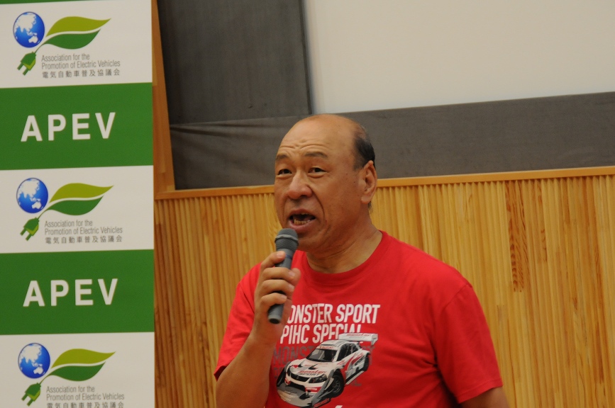 タジマモーターコーポレーション代表取締役会長でレーシングドライバーでもあるの田嶋伸博氏は、アメリカで開催のパイクスピーク国際ヒルクライムを5連覇、現地から遅れて駆けつけた