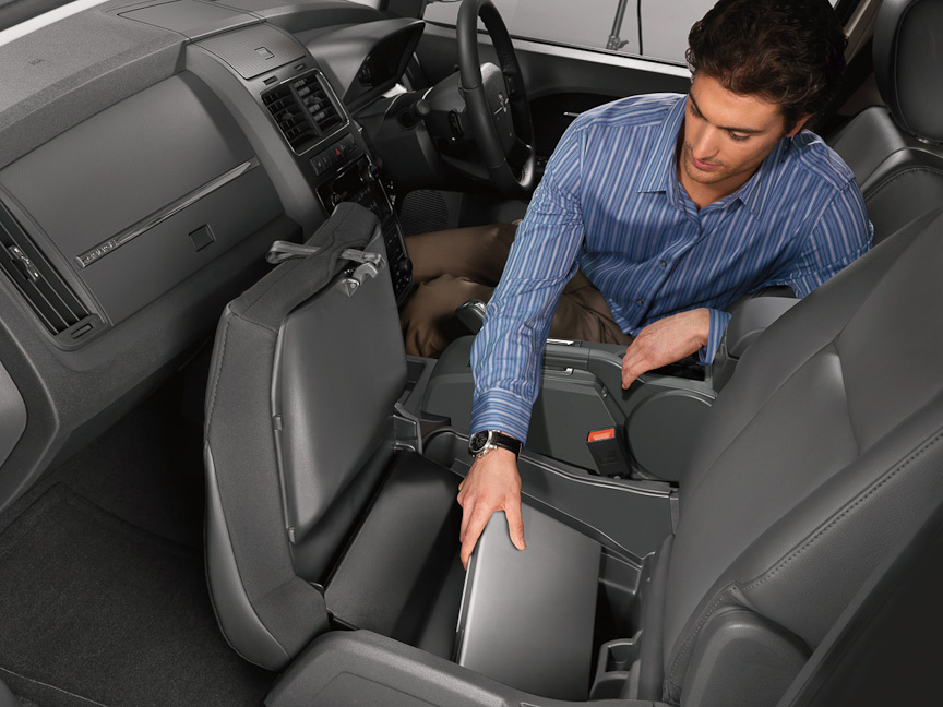 シートの座面下にも収納スペースを用意