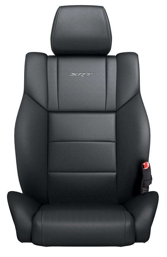 シートにはSRTのロゴがあしらわれる。前席はパワーシートでシートヒーターも搭載