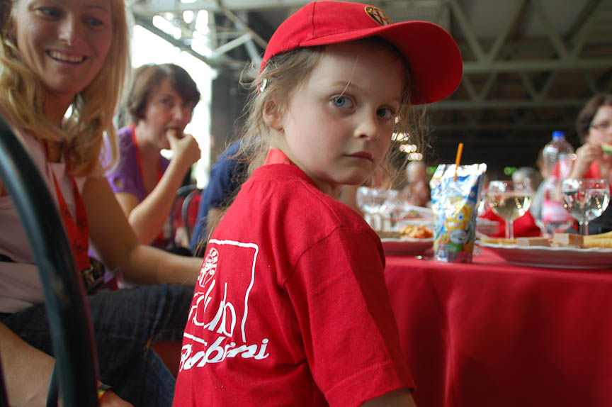 こちらは特製「Alfa Bambini（＝アルファキッズ）」の真っ赤なTシャツでバッチリ決めた可愛いお嬢ちゃん