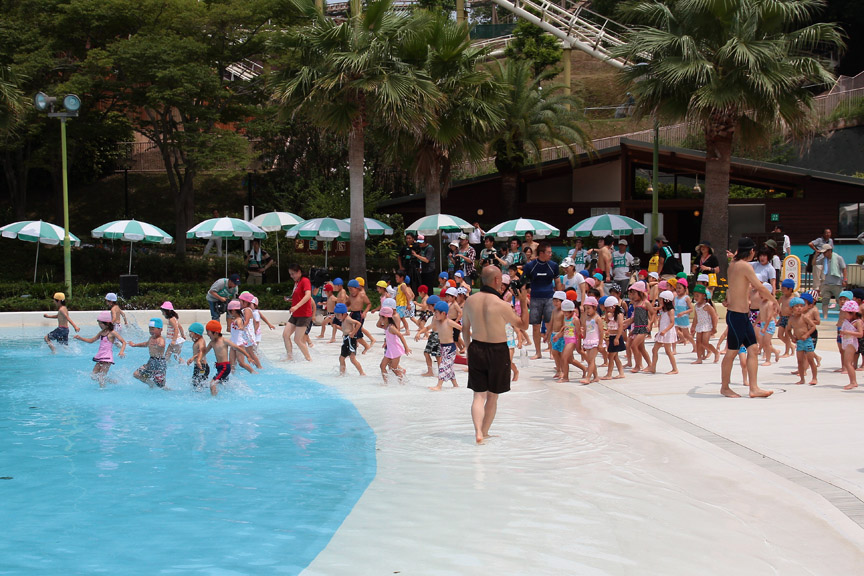 園児が一斉にプールへ