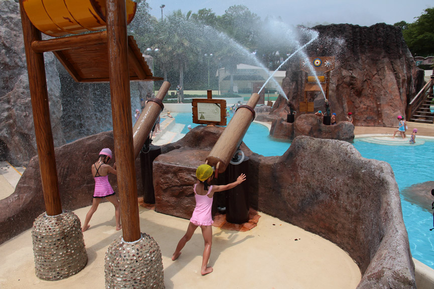 ウォーターキャノンは大人気。相手頭上の的に水を当てると、溜まった水が落ちてくる