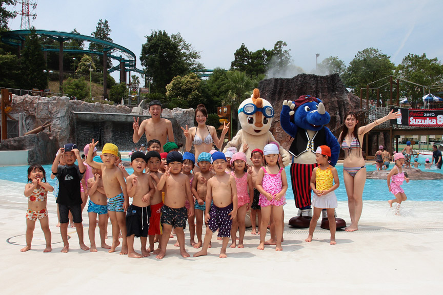 地元園児と鈴鹿サーキットクィーン、コチラ、バット船長が記念撮影