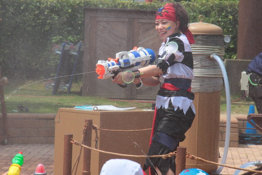 海賊団の武器は大型の水鉄砲とウォーターガン