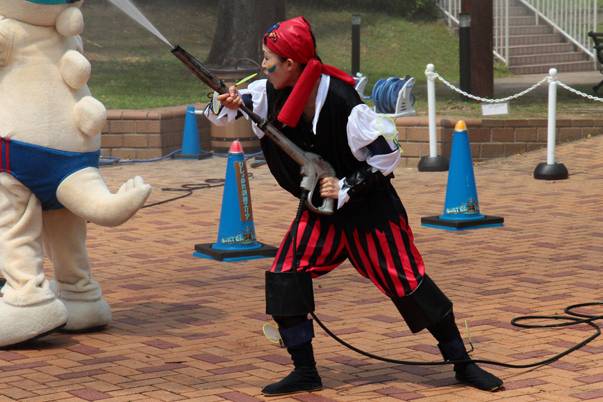 海賊団の武器は大型の水鉄砲とウォーターガン